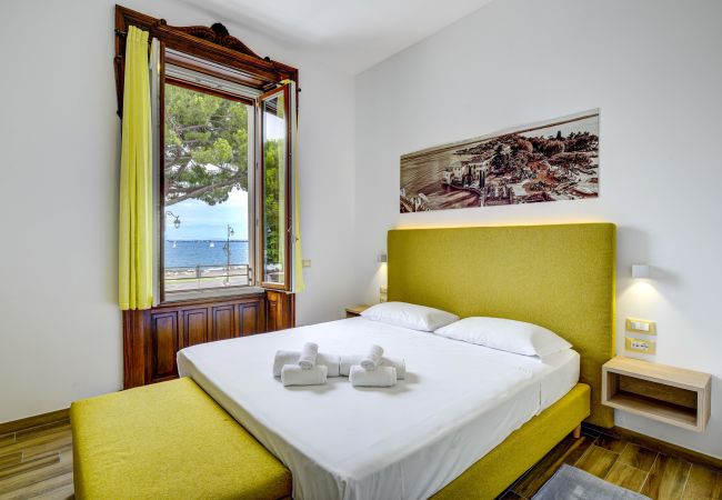 Apartment in Desenzano del Garda - 77 -  Collo lungo Giallo Apartment in Desenzano del Garda - 77 -  Collo lungo Giallo