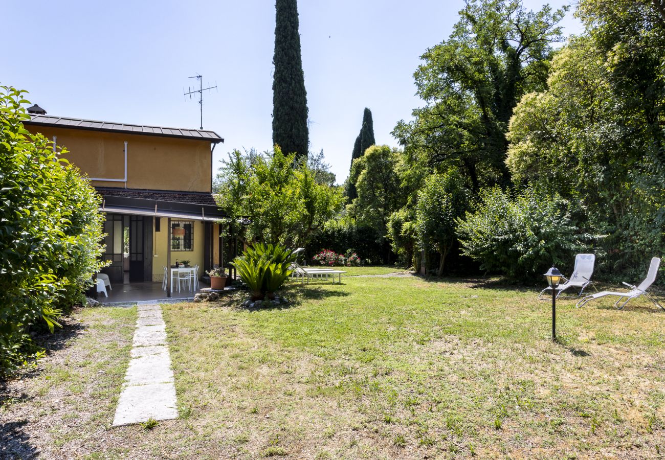 Chalet in Salò - Villetta Paradiso by Garda FeWo