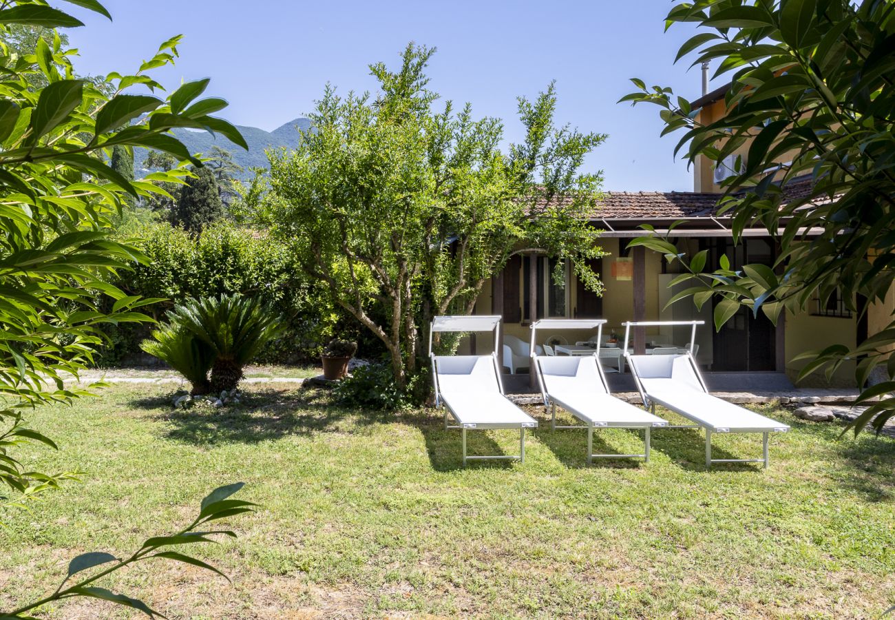 Chalet in Salò - Villetta Paradiso by Garda FeWo