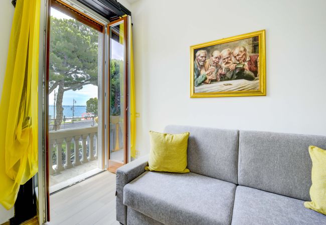 Appartamento a Desenzano del Garda - 77 -  Collo lungo Giallo Appartamento a Desenzano del Garda - 77 -  Collo lungo Giallo
