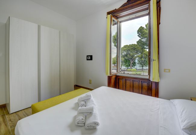 Appartamento a Desenzano del Garda - 77 -  Collo lungo Giallo Appartamento a Desenzano del Garda - 77 -  Collo lungo Giallo