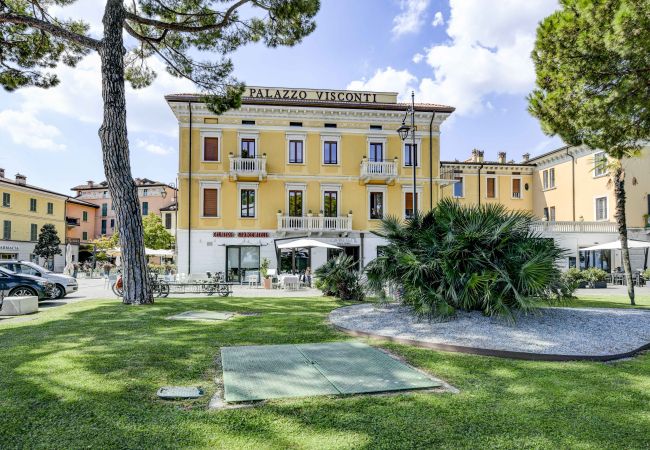 Appartamento a Desenzano del Garda - 77 -  Collo lungo Giallo Appartamento a Desenzano del Garda - 77 -  Collo lungo Giallo
