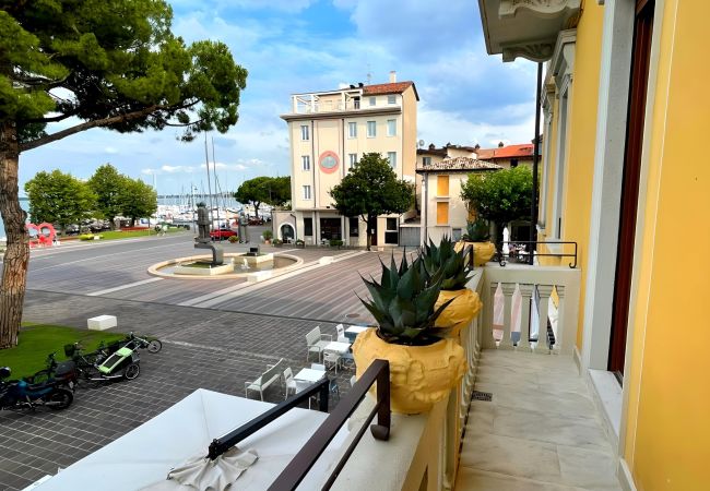 Appartamento a Desenzano del Garda - 77 -  Collo lungo Giallo Appartamento a Desenzano del Garda - 77 -  Collo lungo Giallo