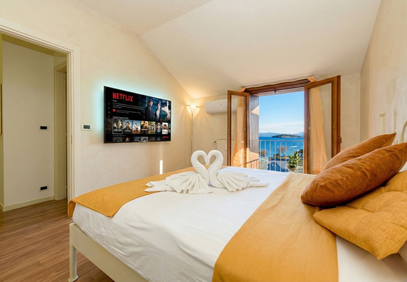 Ferienwohnung in Sirmione - 74 Desenzanoloft Eden LAKE VIEW AND PRIVATE BEACH