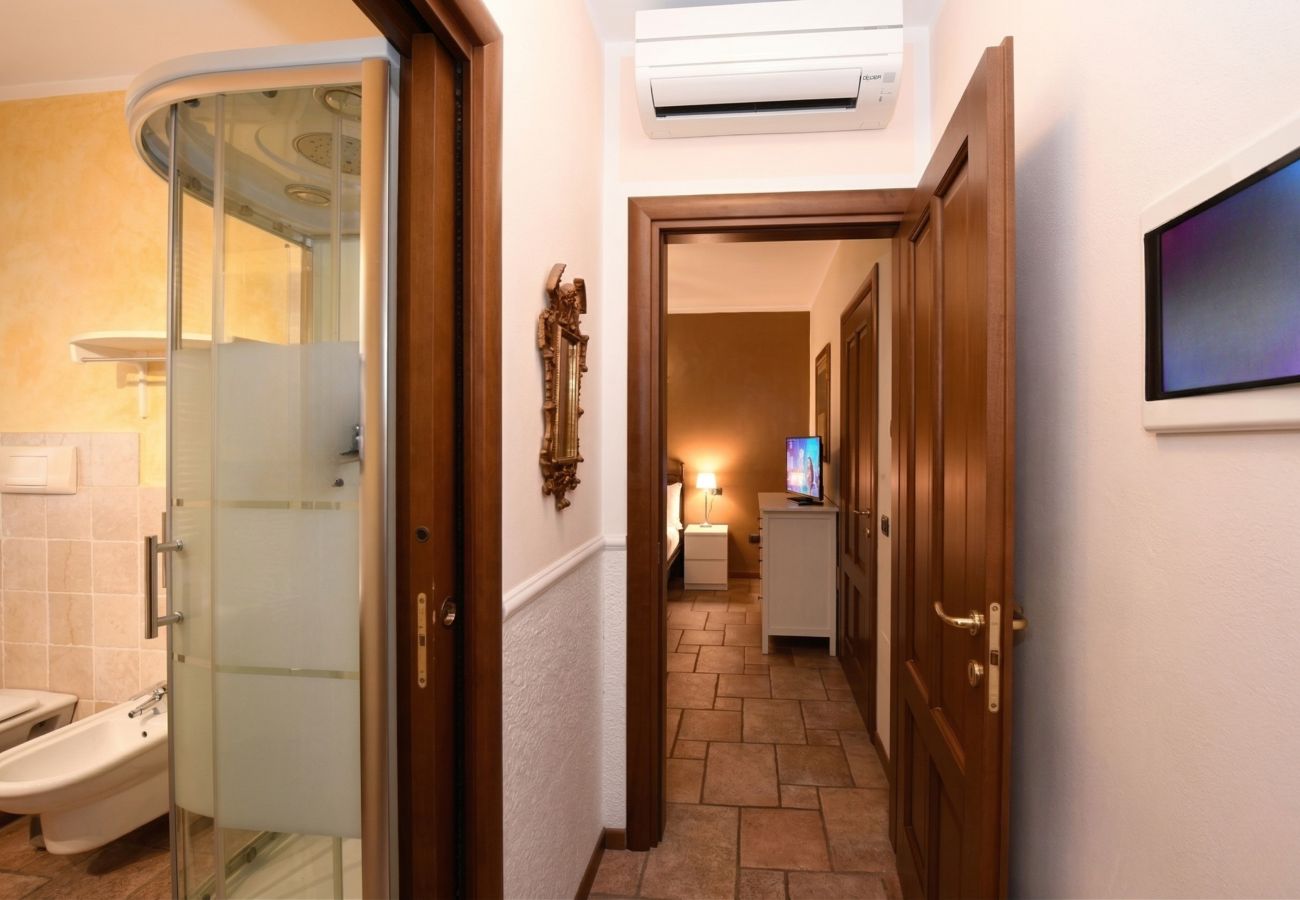 Ferienwohnung in Desenzano del Garda - 45 - Garden and Pool in Desenzano centrum