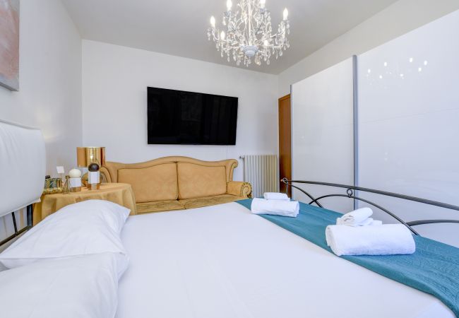 Villa in Desenzano del Garda - 20- LUXURYSUITE WITH JACUZZI AND GARDEN Villa in Desenzano del Garda - 20- LUXURYSUITE WITH JACUZZI AND GARDEN