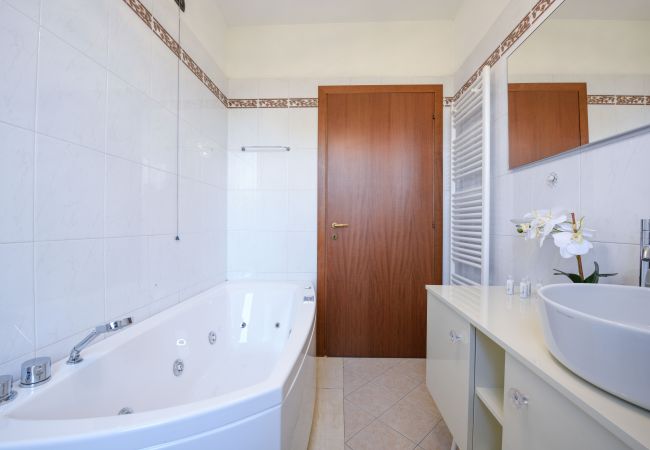 Villa in Desenzano del Garda - 20- LUXURYSUITE WITH JACUZZI AND GARDEN Villa in Desenzano del Garda - 20- LUXURYSUITE WITH JACUZZI AND GARDEN